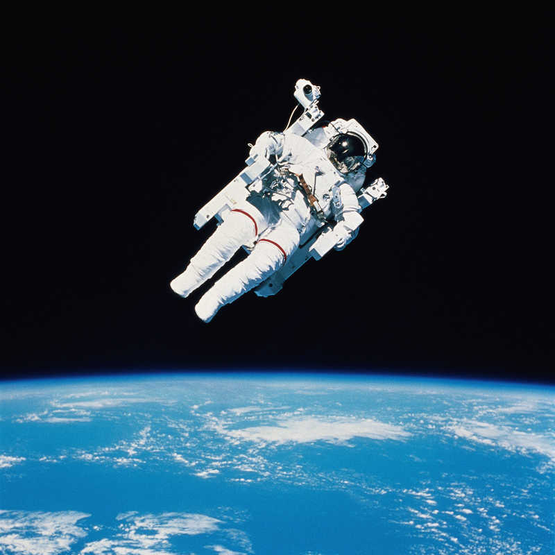 Космонавт на орбите открытый космос  космонавт  орбита