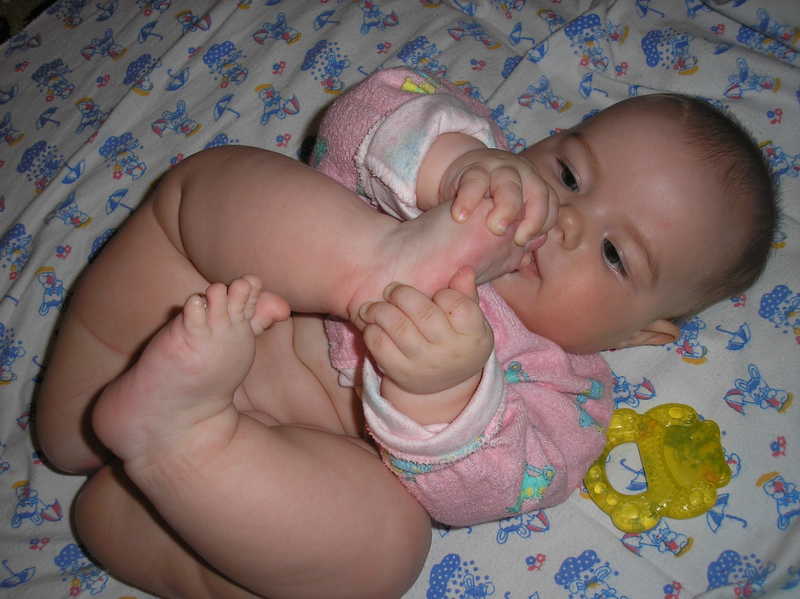 Вкусные пальчики ребенок  пальчики  ноги